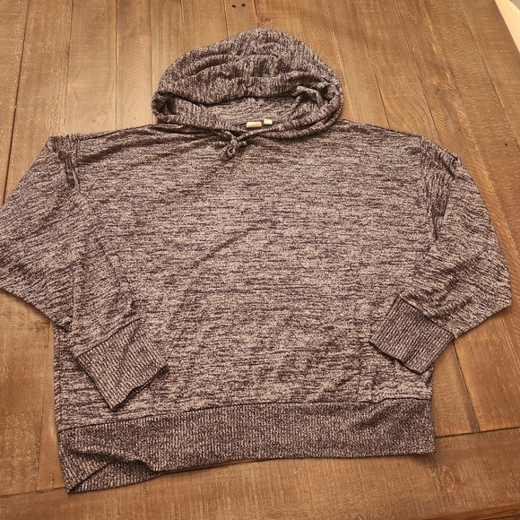 Gap Bundle Sweatshirt and quarter sleeve shirt. Size M - Picture 2 of 6